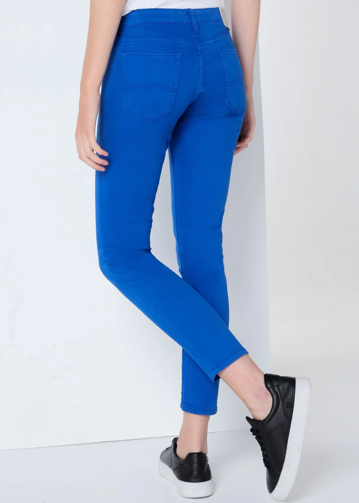 ENYA SATEN - Pantalon skinny - Taille très basse - Coupe cheville - Taille en pouces